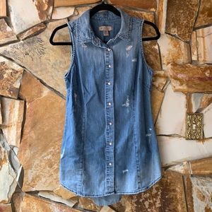 Distressed sleeveless Guess Jean shirt